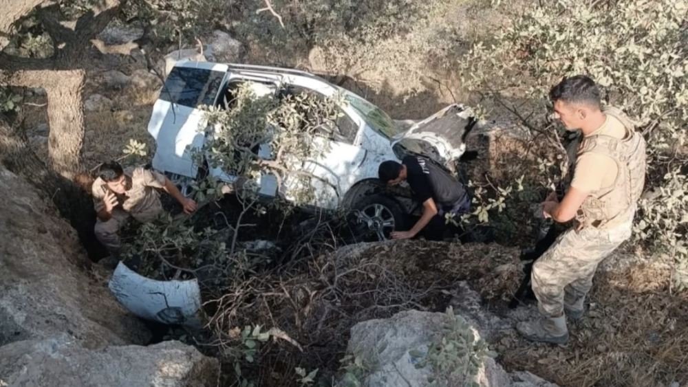 Nusaybin’de otomobil uçurumdan yuvarlandı 2 yaralı