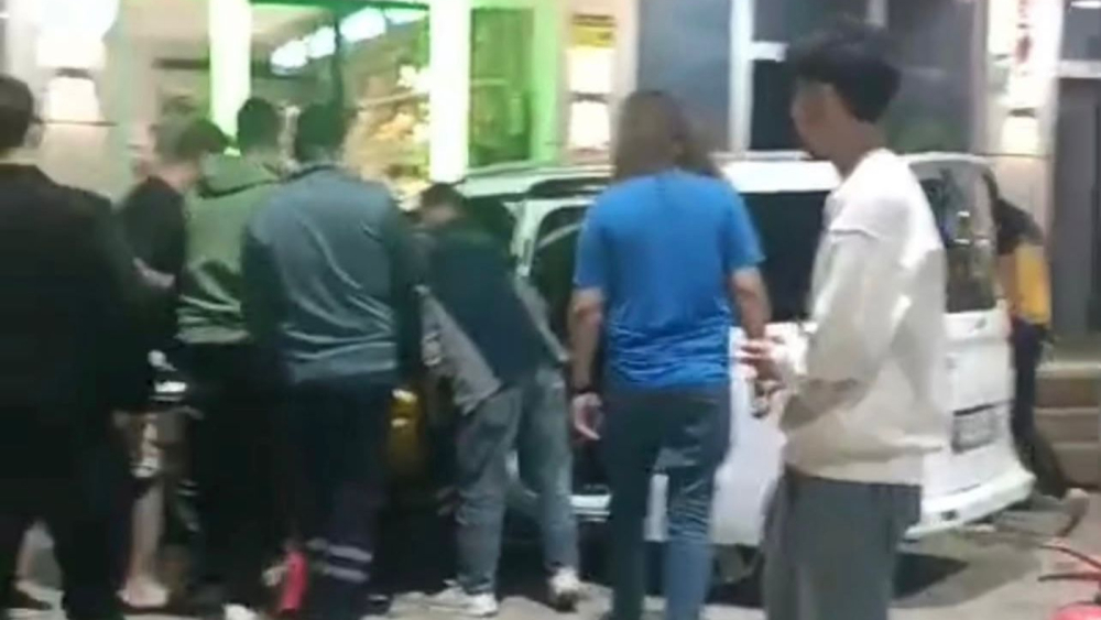 Nusaybin’de virajını alamayan otomobil akaryakıt istasyonuna girdi 1 yaralı